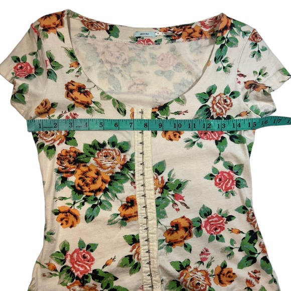 Kimchi Blue Hook and Eye Front Floral Tee size M - Picture 13 of 14